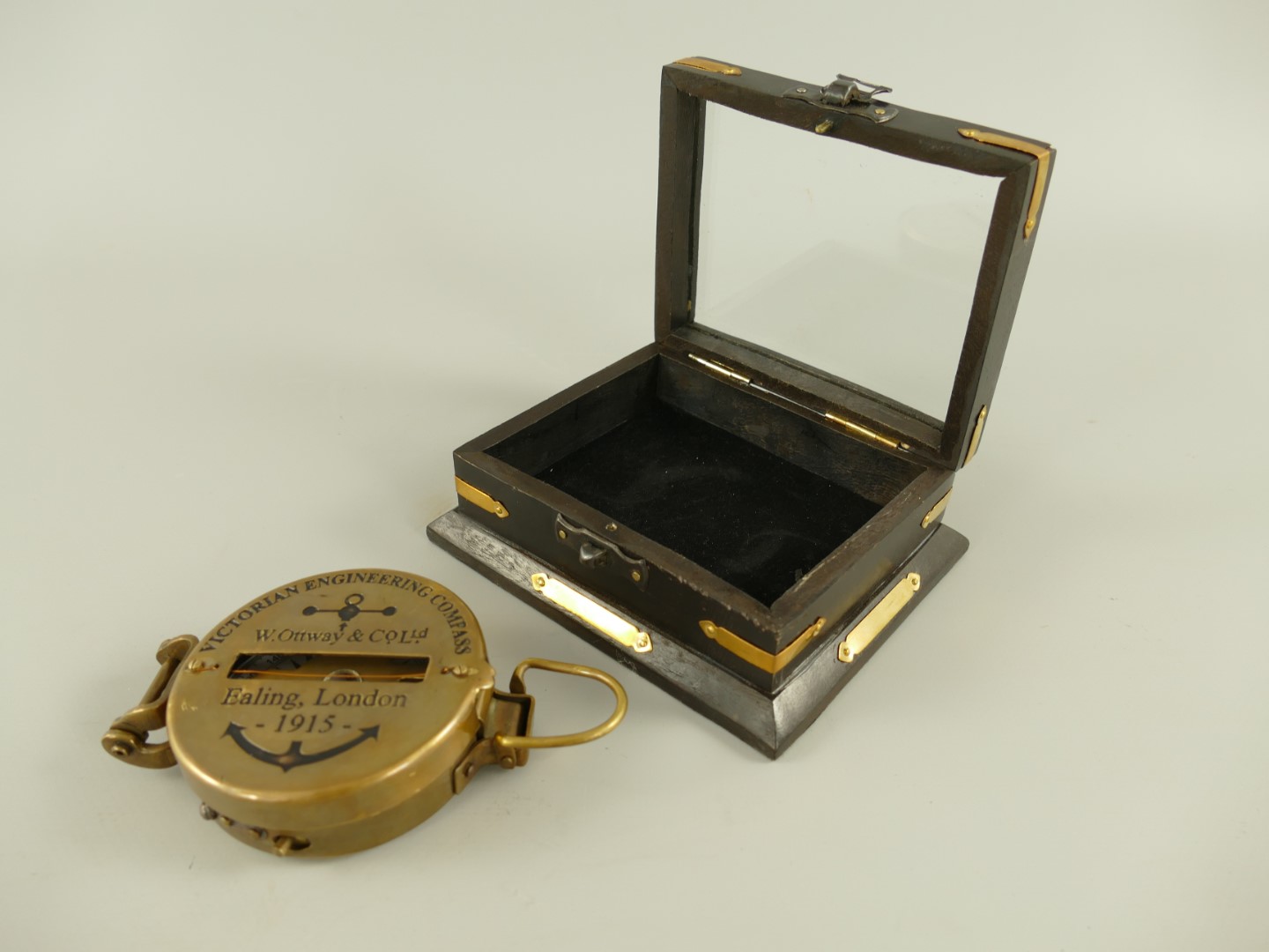 *ANG. Kompaß Messing brüniert mit Holzbox D.8cm *ANG. Kompaß Messing brüniert mit Holzbox D.8cm