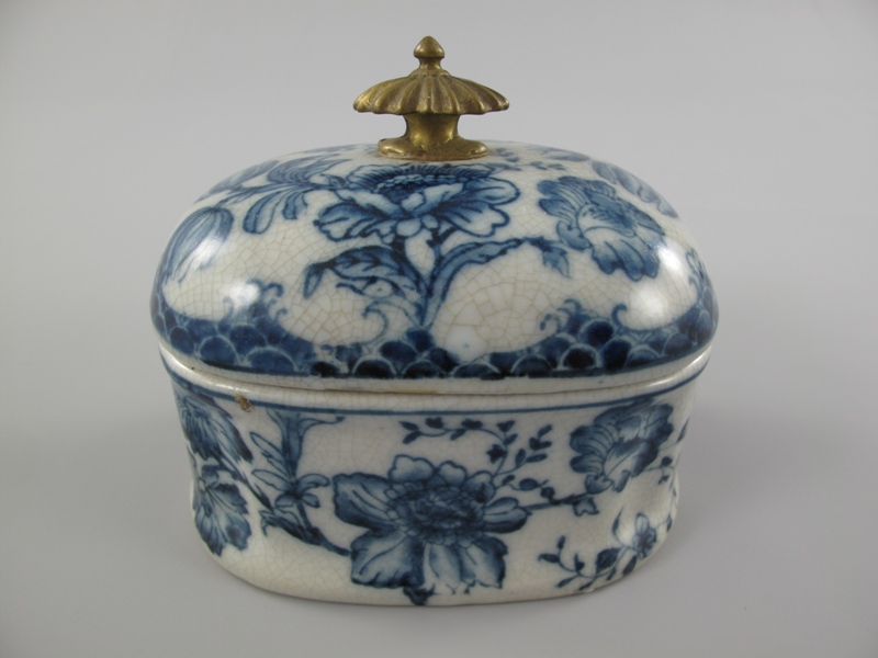 Porzellan/Messing Dose blau H.11x13cm Porzellan/Messing Dose blau H.11x13cm