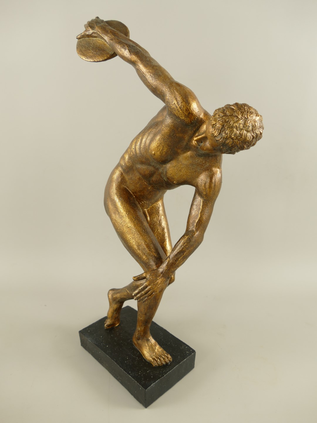 Diskuswerfer Polystein Schwarz/Bronze farb. H.53cm Diskuswerfer Polystein Schwarz/Bronze farb. H.53cm