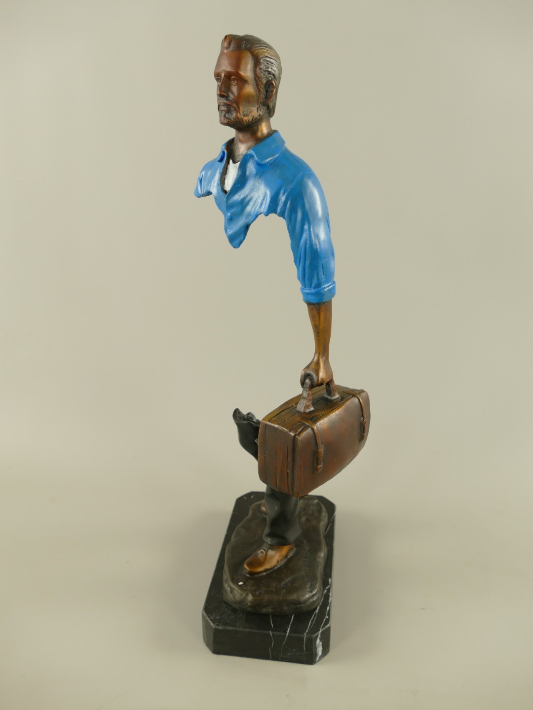 Figur Bronze Mann mit Koffer fabig H.42cm