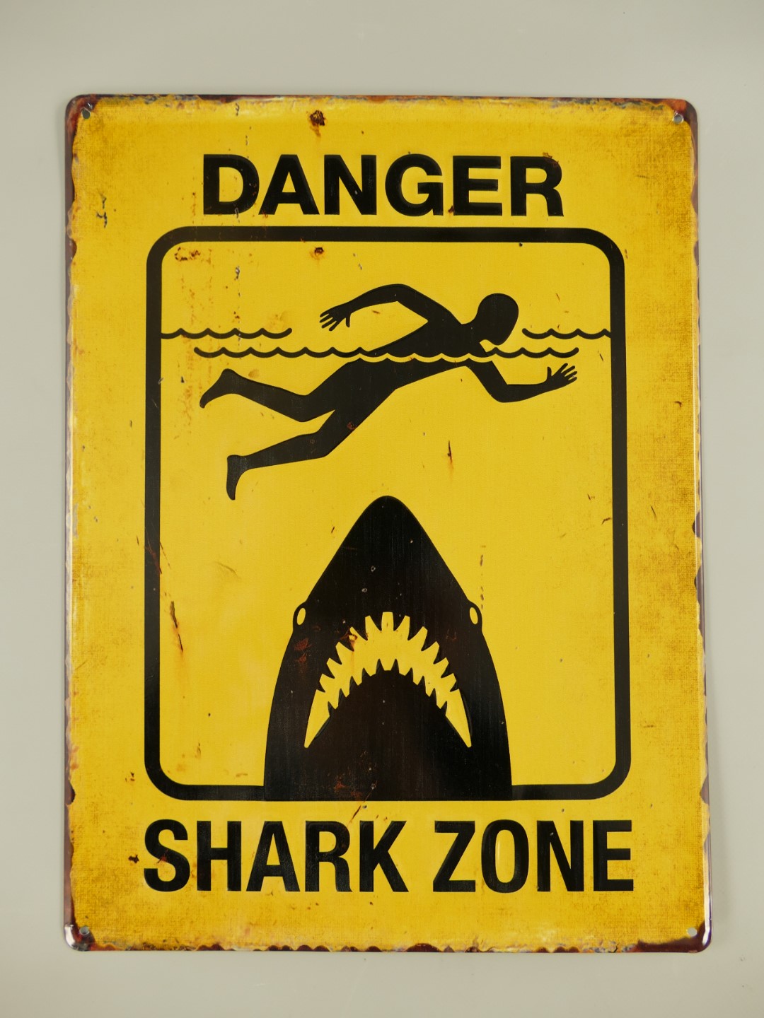 Wandschild(Gestanzt) Danger Shark Zone H.40x30cm Wandschild(Gestanzt) Danger Shark Zone H.40x30cm