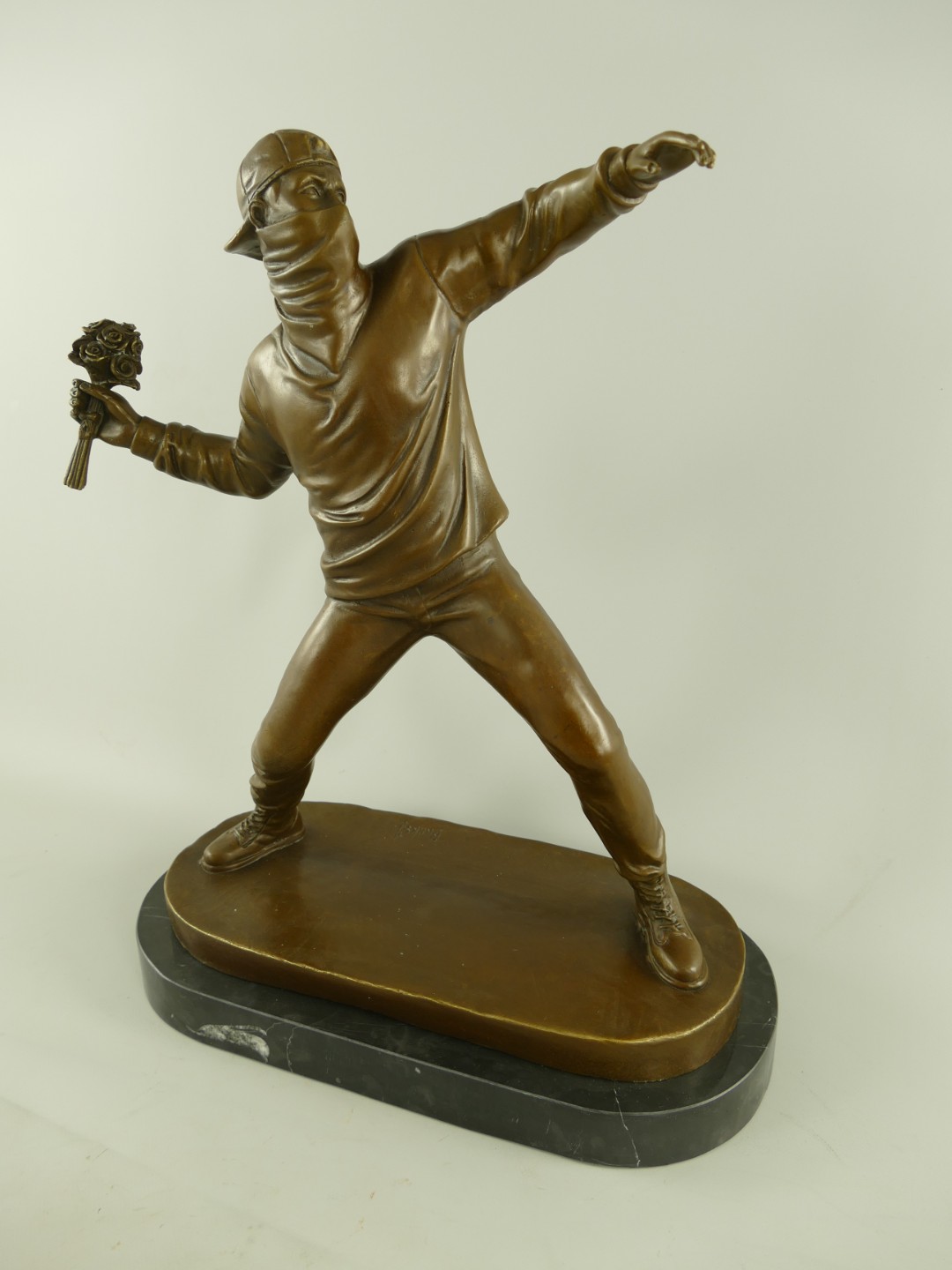 Figur Bronze Banksy Blumenwerfer H.56x45cm Figur Bronze Banksy Blumenwerfer H.56x45cm