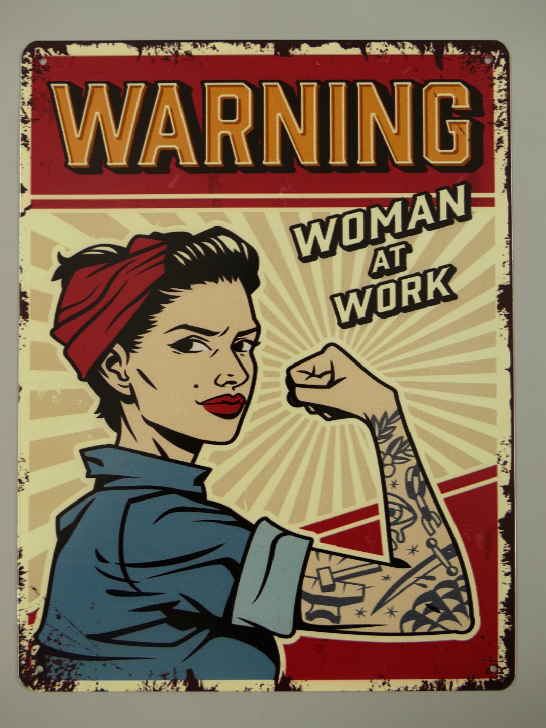 321D56a Wandschild Eisen Woman at Work H.33x25cm