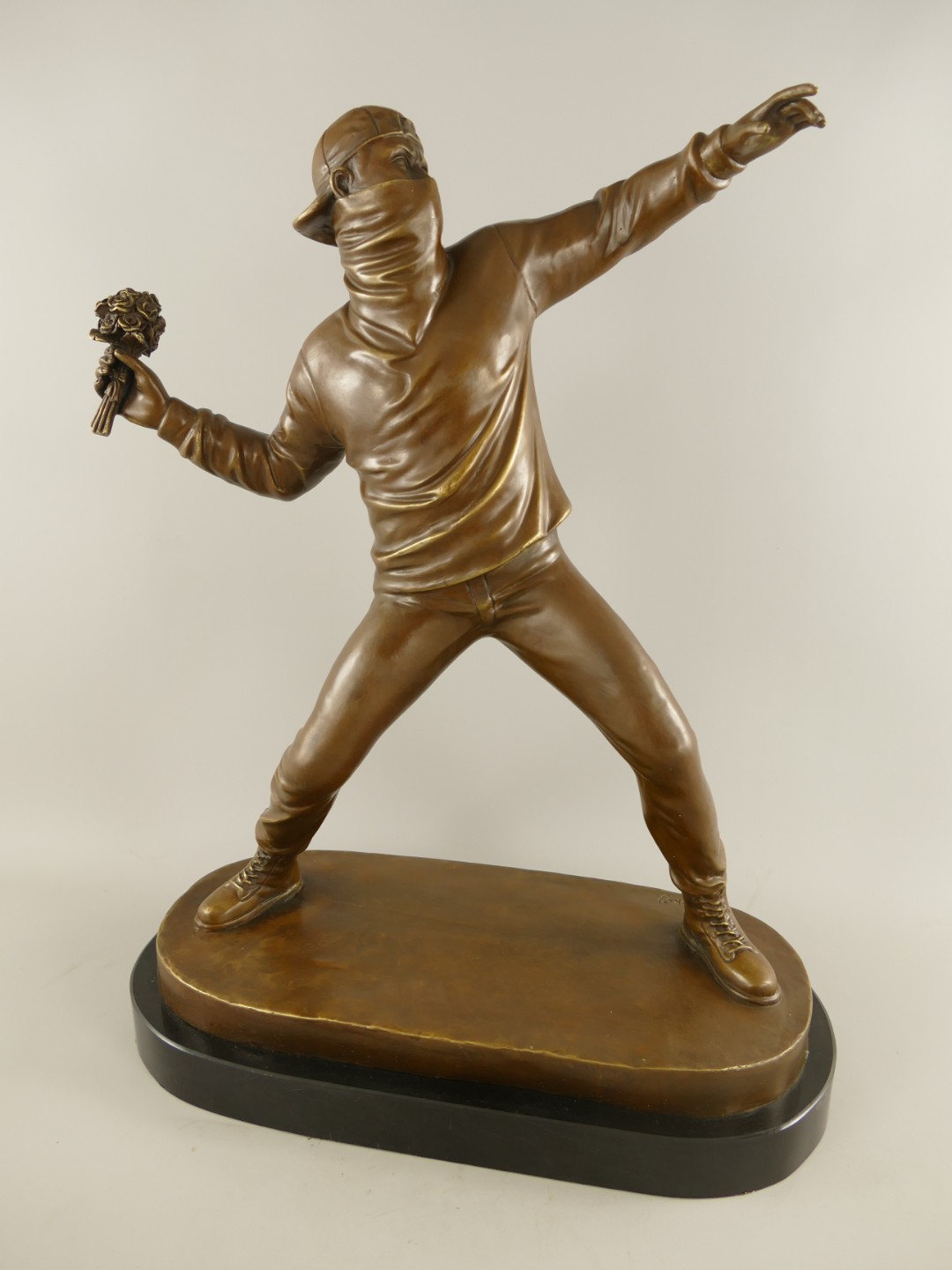 Figur Bronze Banksy Blumenwerfer H.75x58cm Figur Bronze Banksy Blumenwerfer H.75x58cm