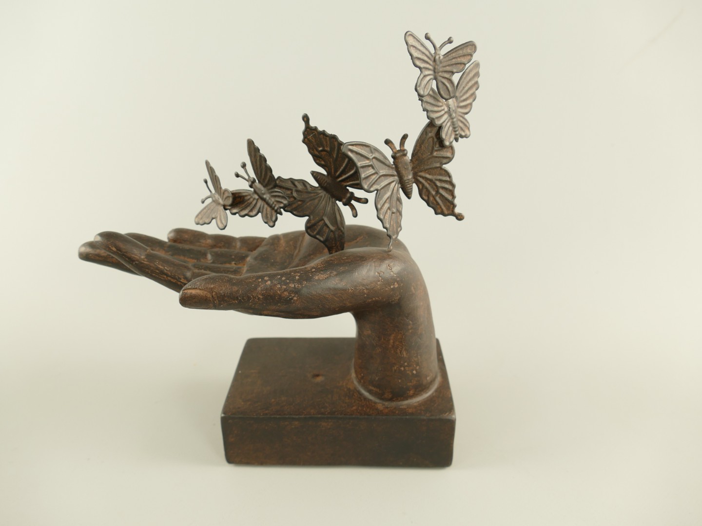 Hand mit Schmetterlingen Polystein farbe H.24cm