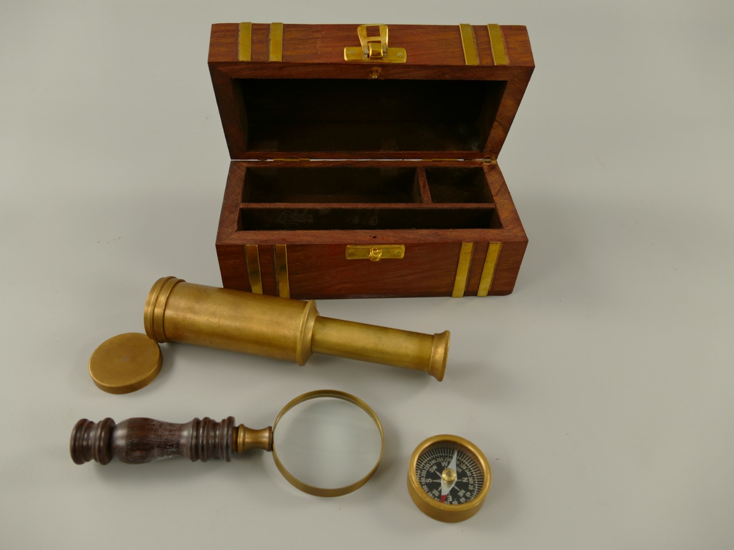 244057-1Ba Nautikset Messing brüniert Holzdose L.17cm