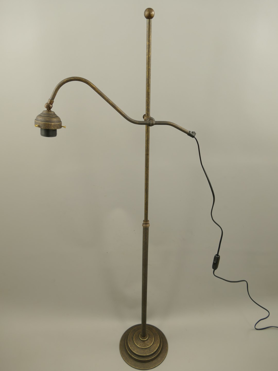 *A? Stehlampe Messing brüniert ohne Schirm H.125cm *A? Stehlampe Messing brüniert ohne Schirm H.125cm