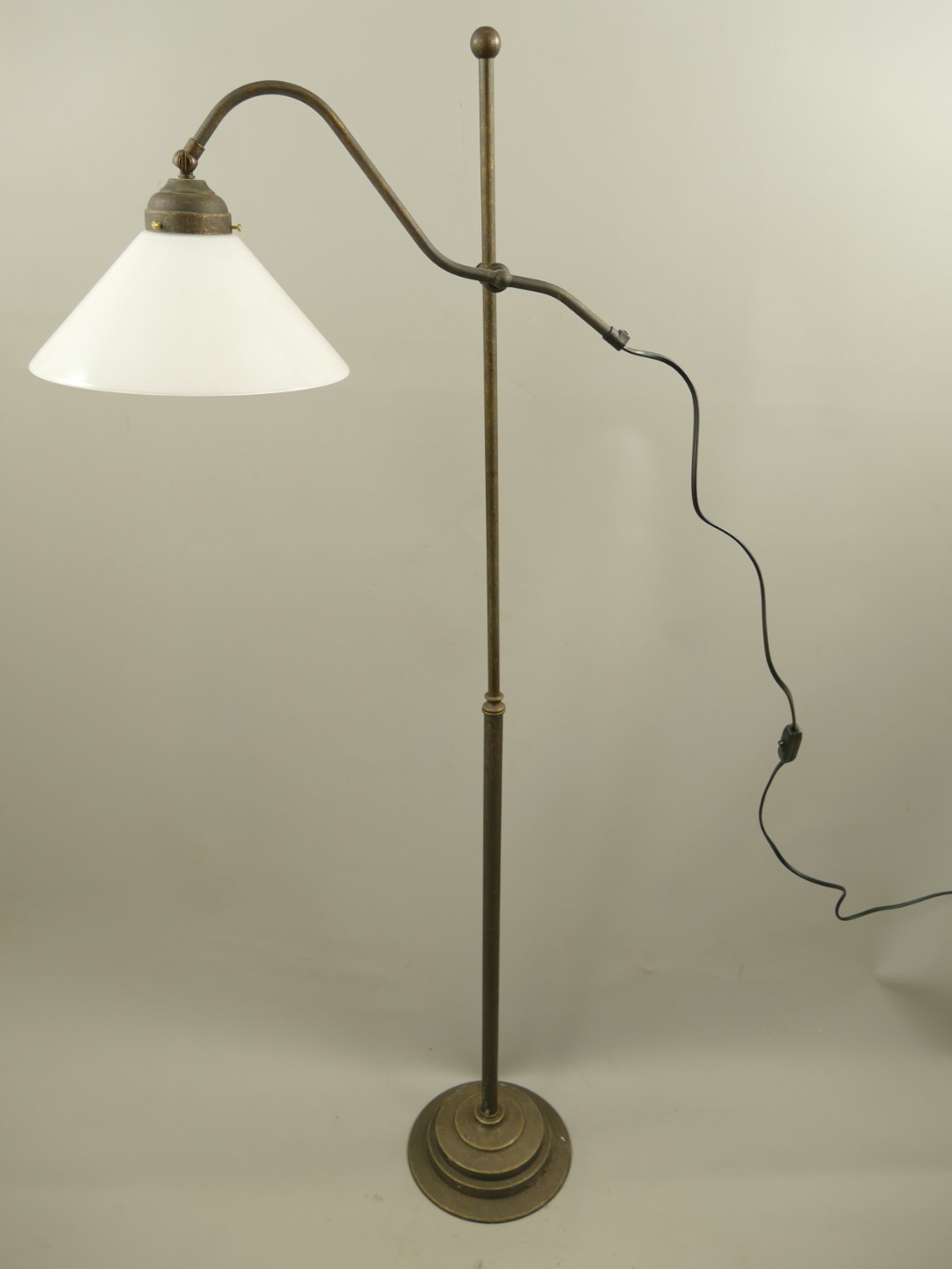 *A? Lampe Messing brün. Schirm(162.100W20) H.125cm *A? Lampe Messing brün. Schirm(162.100W20) H.125cm