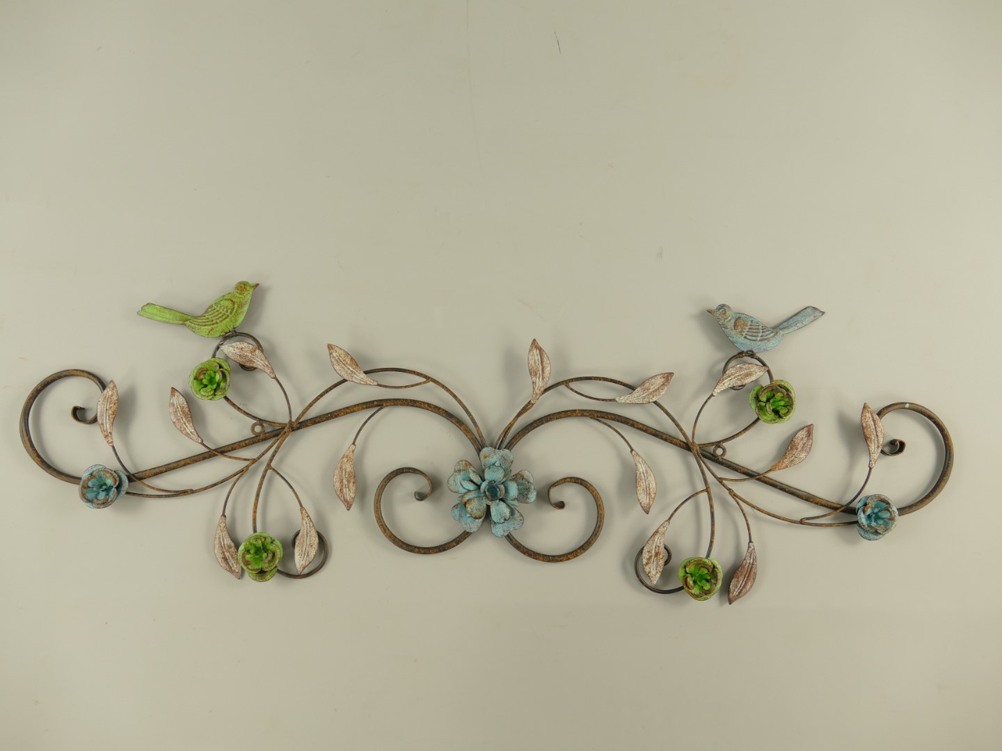 Wandornament Vögel mit Blumen Eisen farbig L.87cm Wandornament Vögel mit Blumen Eisen farbig L.87cm