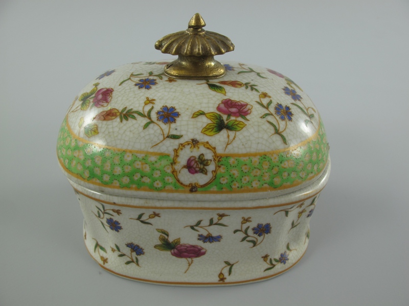 *A? Porzellan/Messing Dose grün/Rosen H.11x13cm *A? Porzellan/Messing Dose grün/Rosen H.11x13cm
