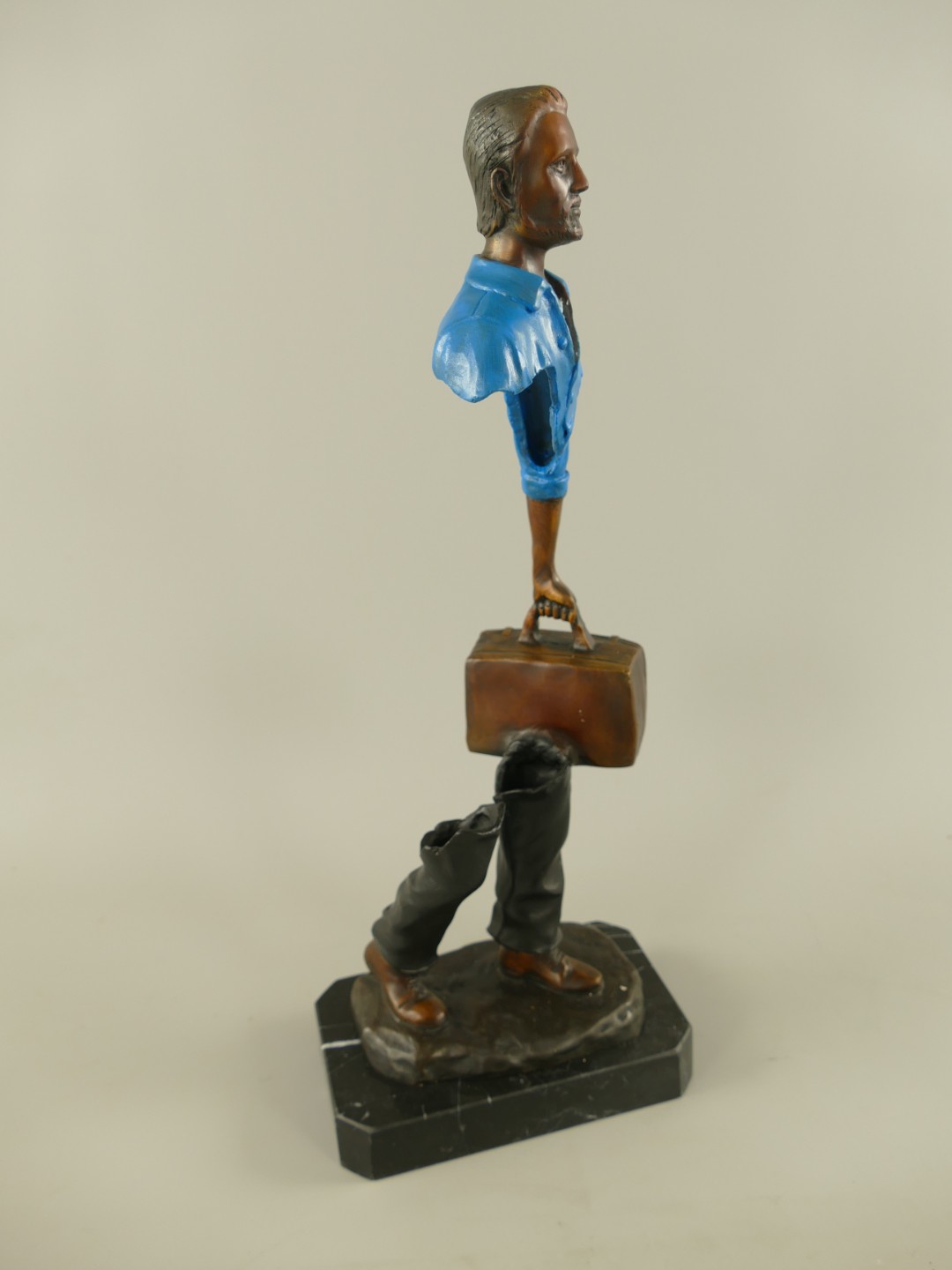 Figur Bronze Mann mit Koffer fabig H.42cm