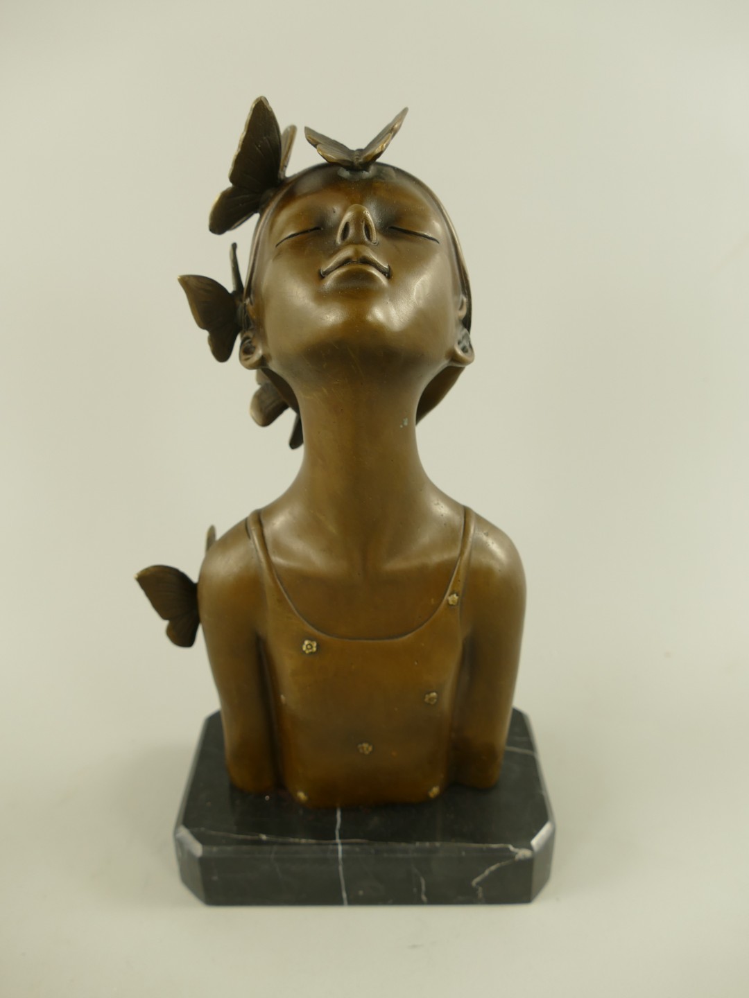 Figur Bronze Mädchenbüste mit Schmetterling H.28cm
