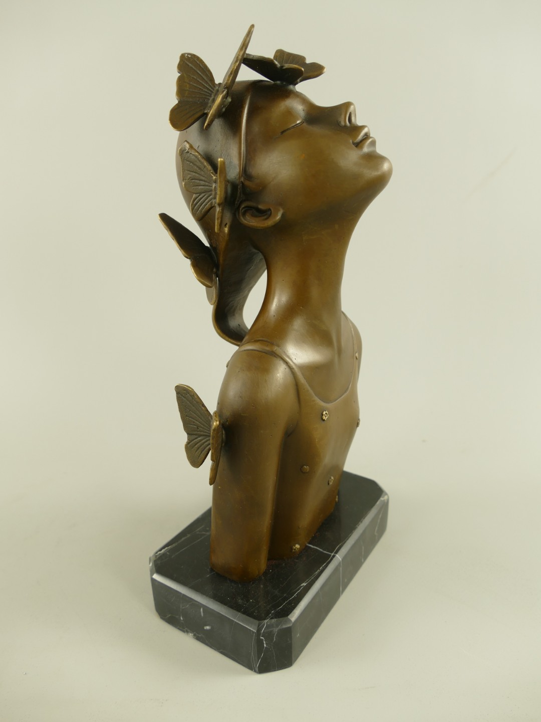 Figur Bronze Mädchenbüste mit Schmetterling H.28cm