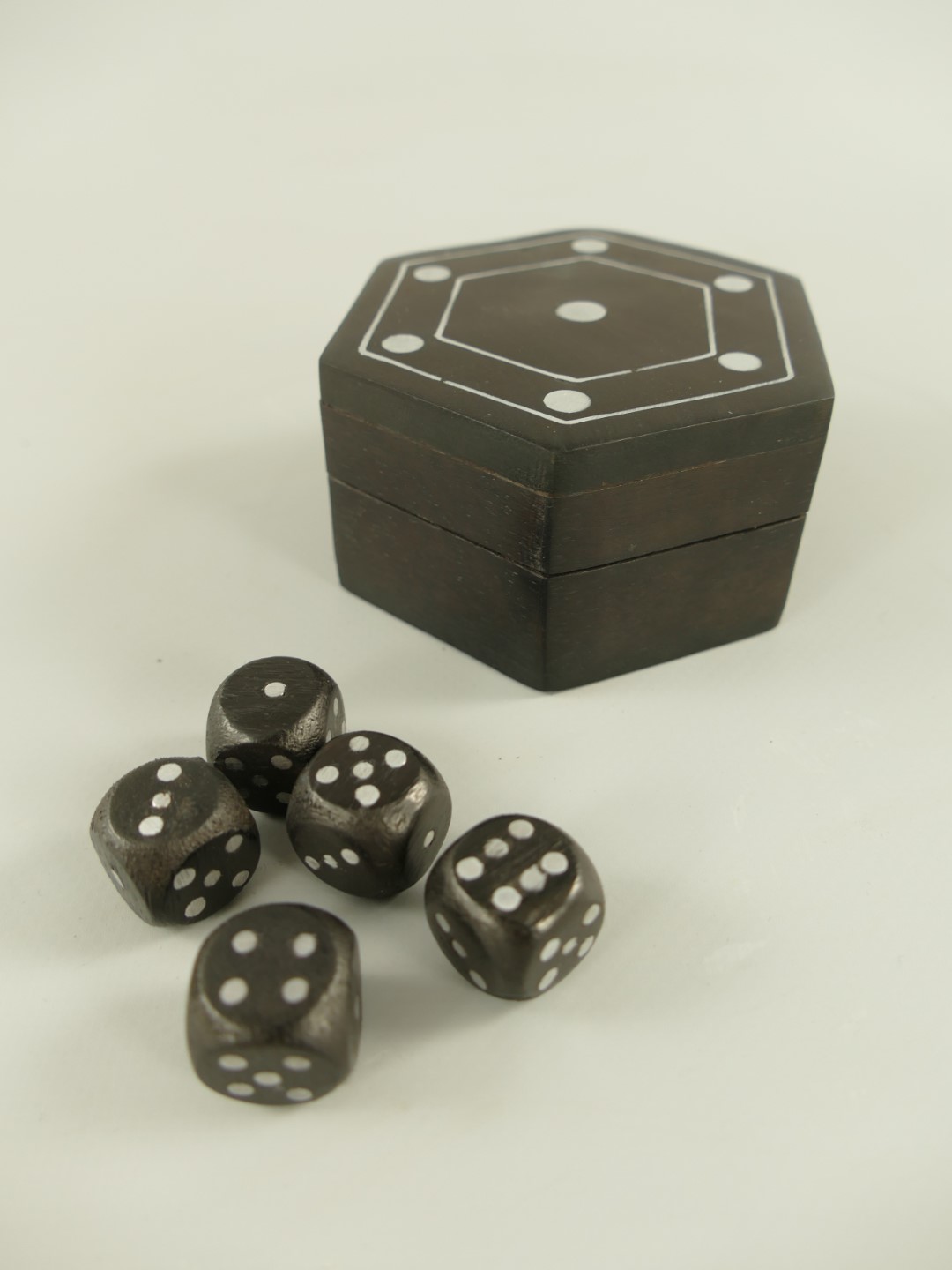 RAUS*PREIS Würfel vernickelt(5St.) Holzbox D.9cm RAUS*PREIS Würfel vernickelt(5St.) Holzbox D.9cm