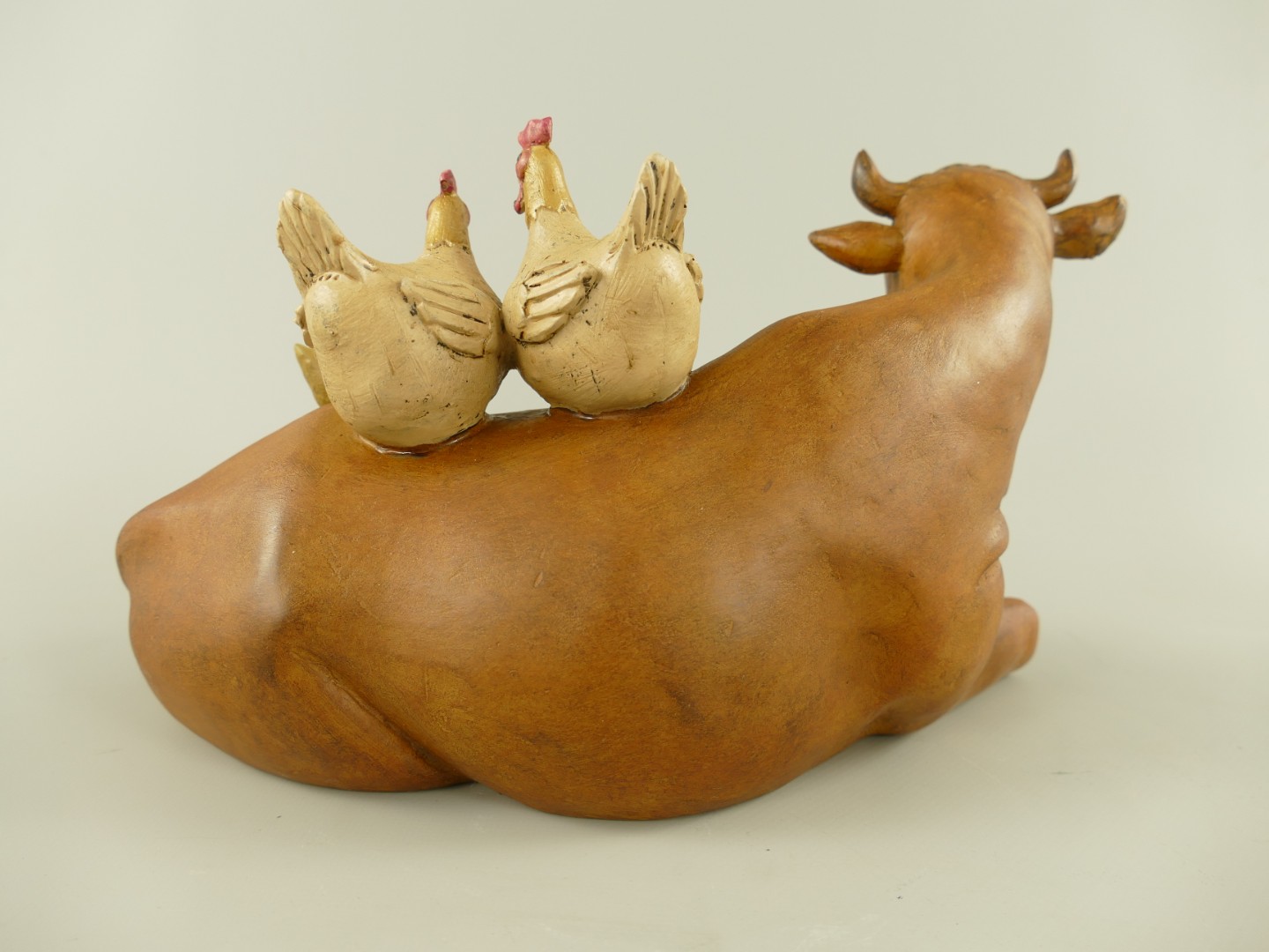 Kuh mit Hühnern Polystein farbe L.28cm