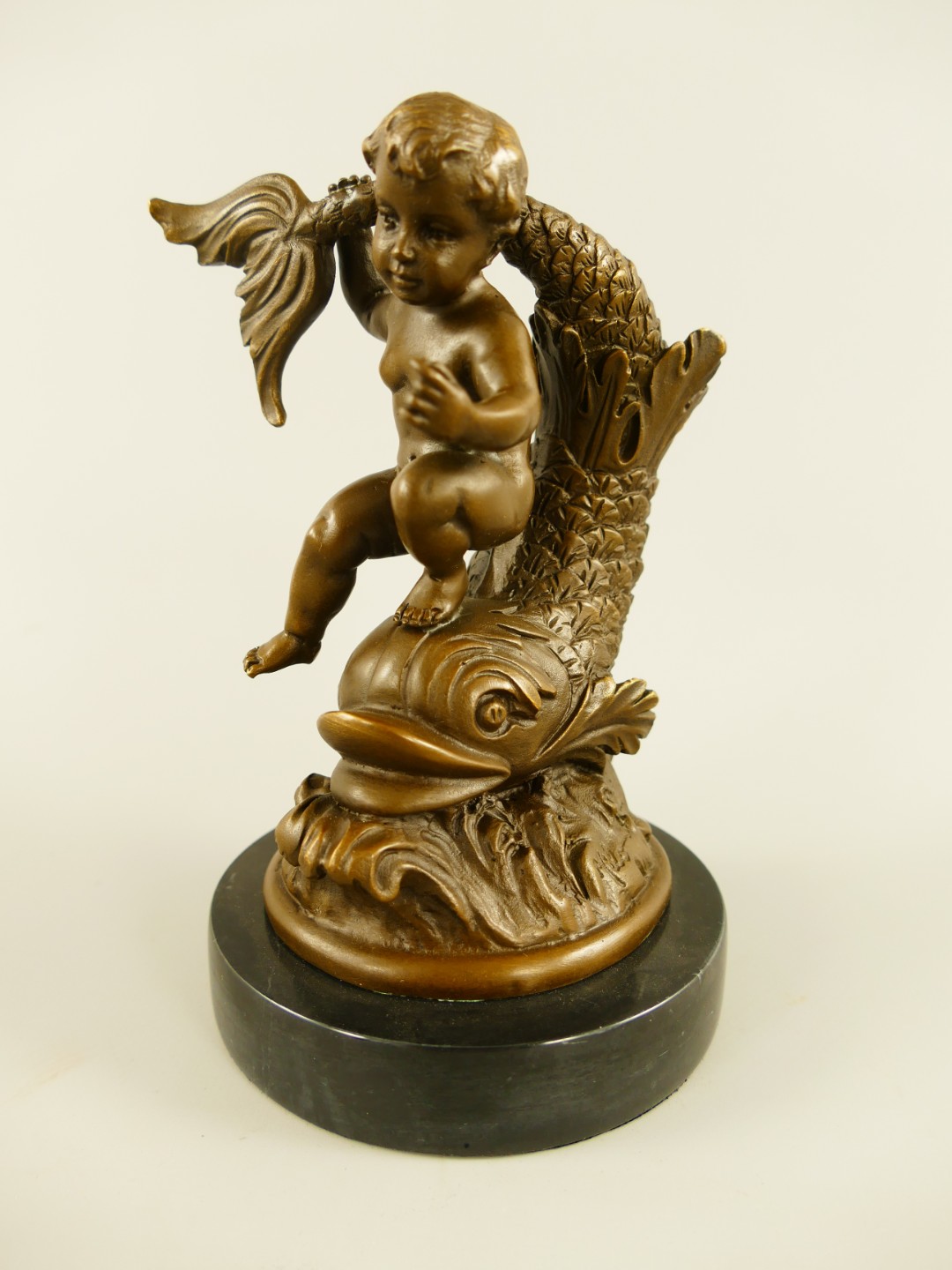 Figur Bronze Kind mit Fische H.16x10x10cm Figur Bronze Kind mit Fische H.16x10x10cm