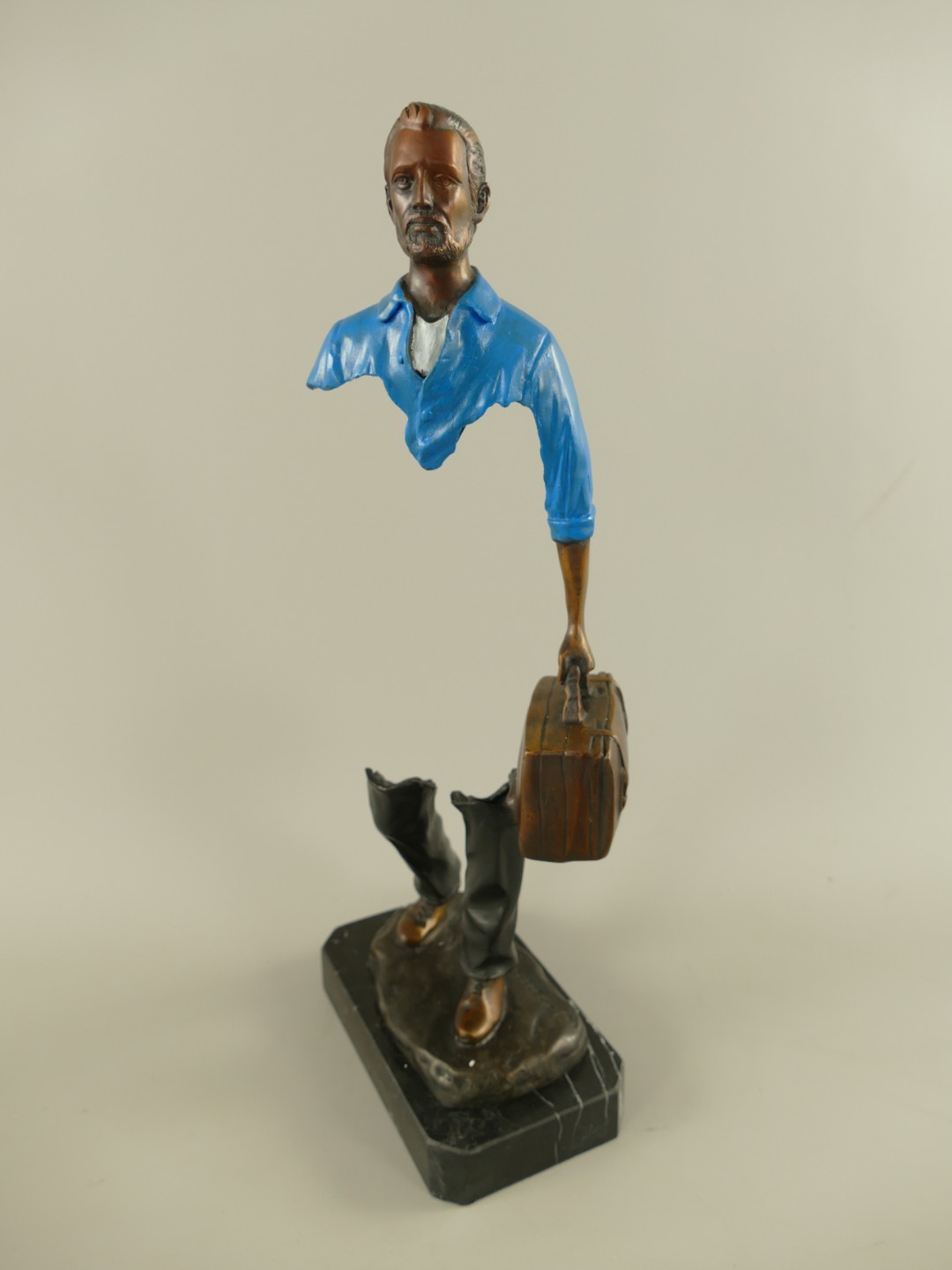 Figur Bronze Mann mit Koffer fabig H.42cm