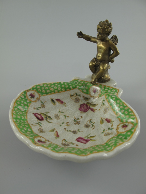 Porzellan/Mess. grün/Rosen Schale figur H.11x14cm Porzellan/Mess. grün/Rosen Schale figur H.11x14cm