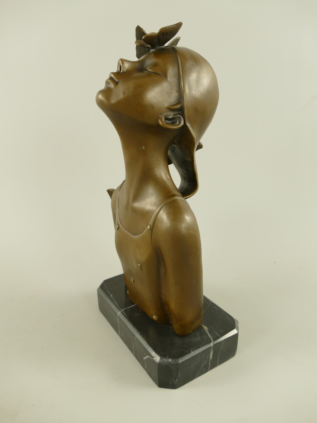 Figur Bronze Mädchenbüste mit Schmetterling H.28cm