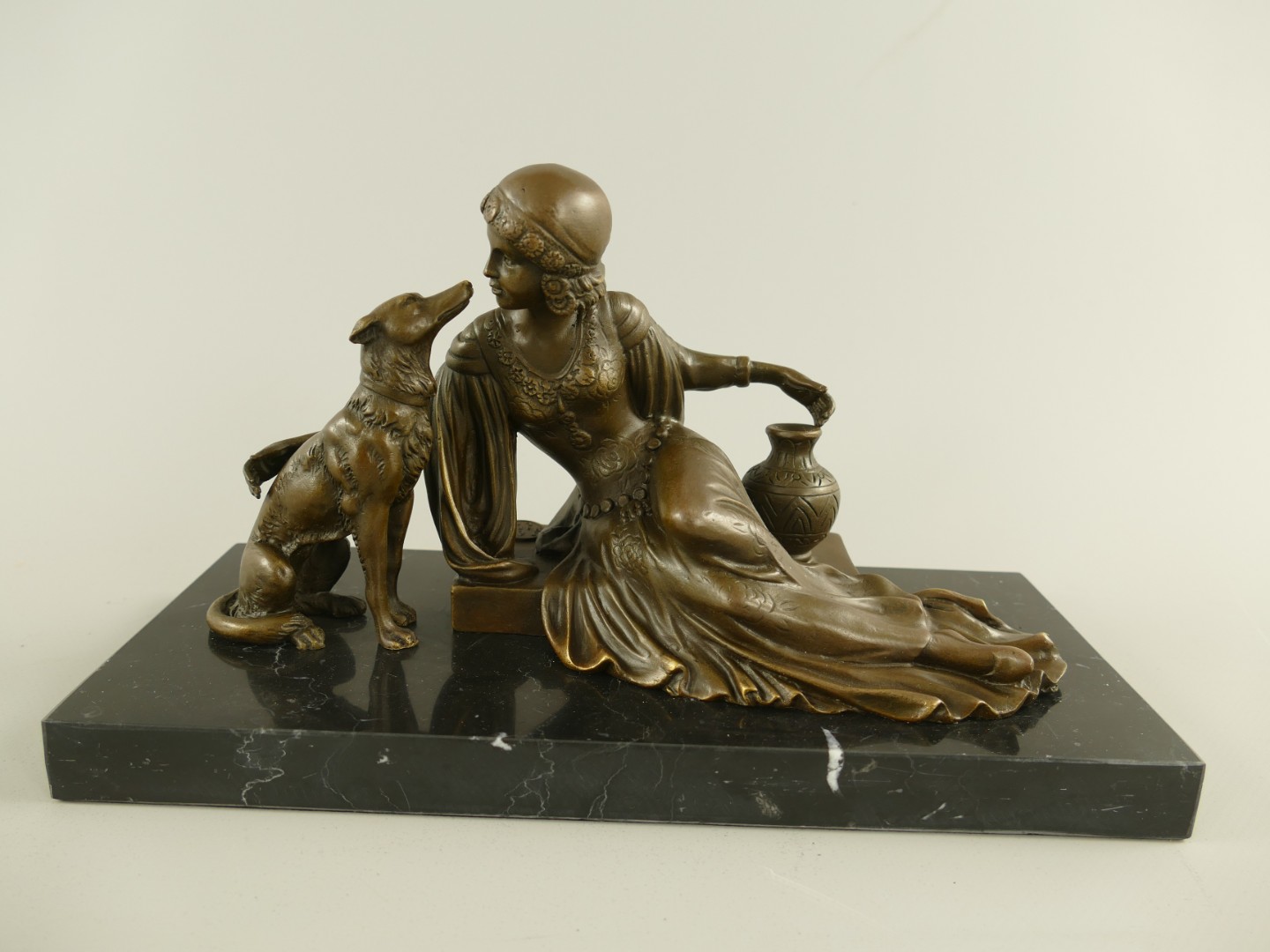 Figur Bronze Frau mit Hund L.27x15x12cm
